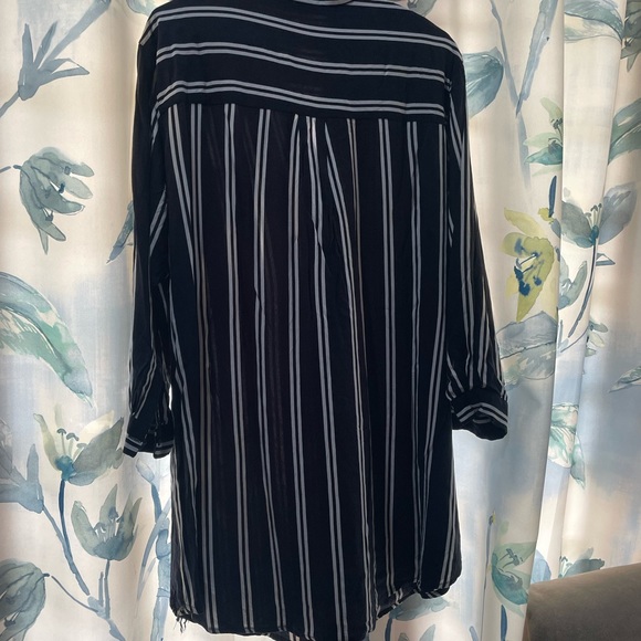 H&M long shirt dress. Used. Condition 9/10. Size 46 cm length 33.5 cm - Picture 2 of 5